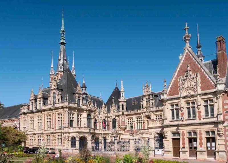 Façade du Palais Bénédictine à Fécamp, monument historique emblématique de Normandie