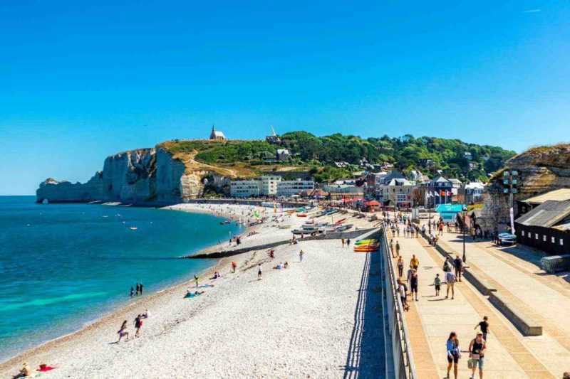 Plage de Fécamp et falaises de la côte d'Albâtre, en Normandie.
