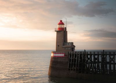 Phare emblématique de Fécamp, illustrant un séjour en bord de mer en Normandie