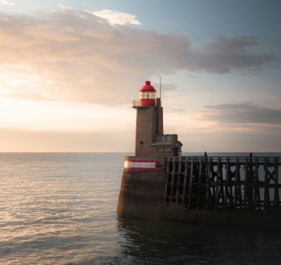 Phare emblématique de Fécamp, illustrant un séjour en bord de mer en Normandie