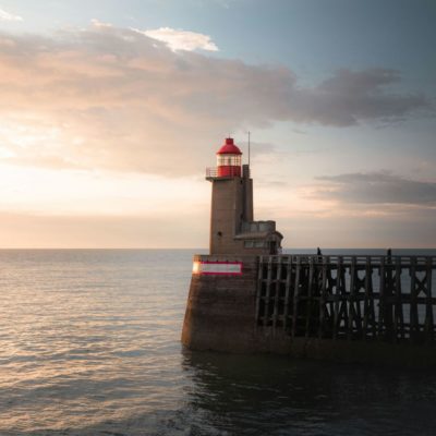 Phare emblématique de Fécamp, illustrant un séjour en bord de mer en Normandie