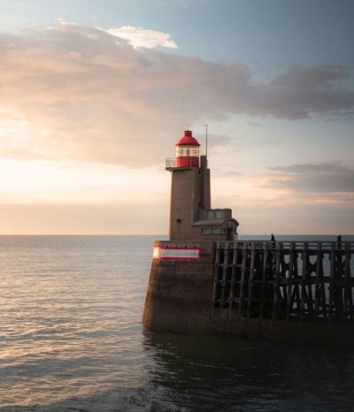 Phare emblématique de Fécamp, illustrant un séjour en bord de mer en Normandie