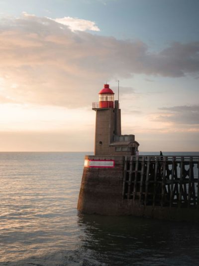 Phare emblématique de Fécamp, illustrant un séjour en bord de mer en Normandie