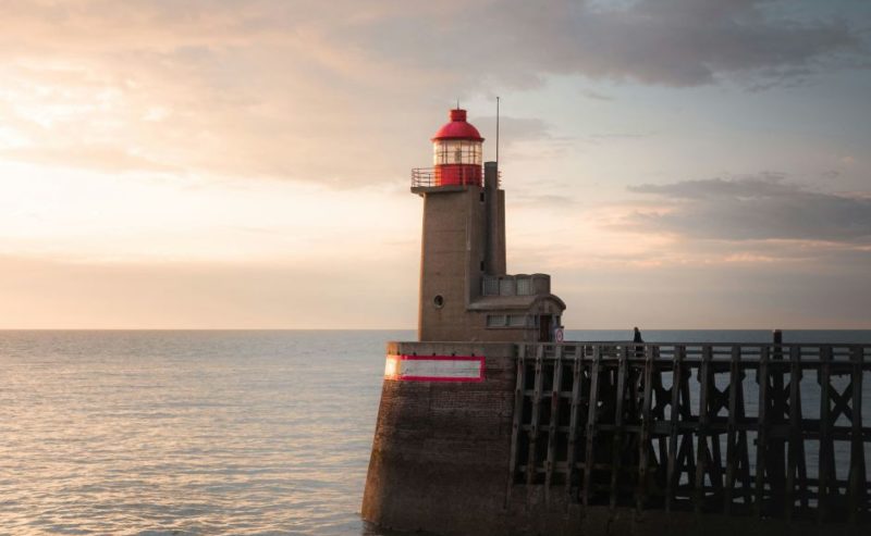 Phare emblématique de Fécamp, illustrant un séjour en bord de mer en Normandie