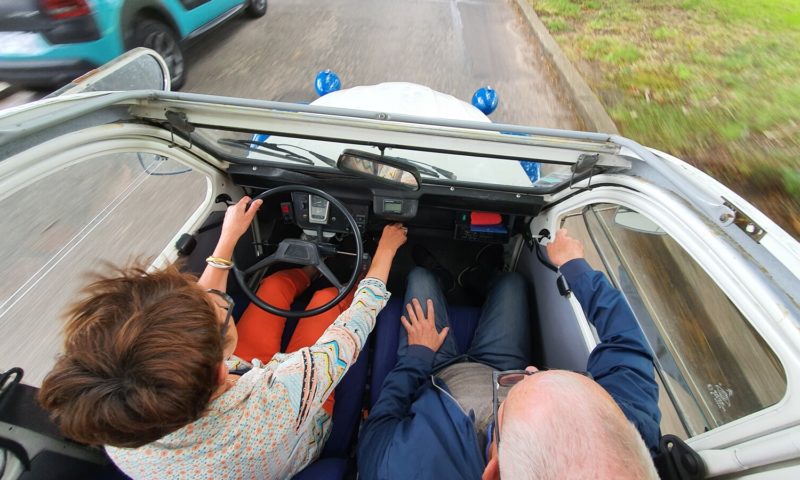 Un couple en 2CV pendant leur séjour en Normandie - Pays d’Auge