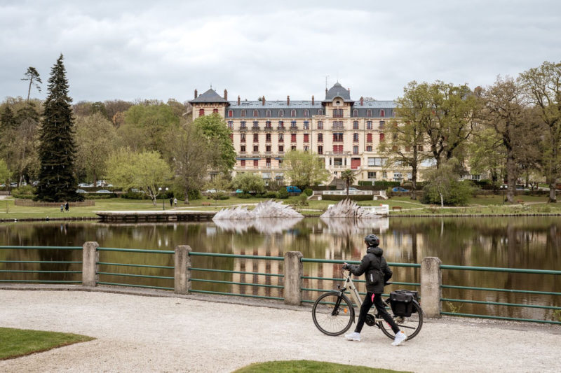 Bord du lac de Bagnole-de-l'Orne à vélo