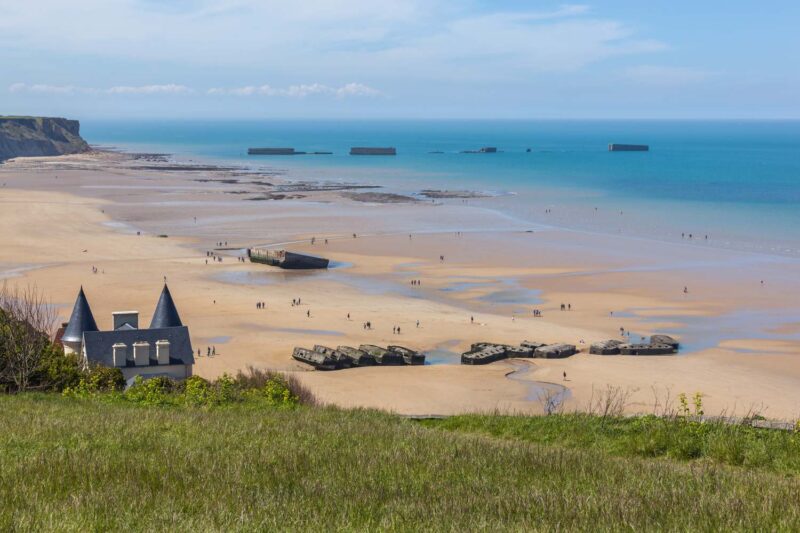Panorama de la plage d’Arromanches-les-Bains en Normandie, entre sable, mer et histoire du Débarquement