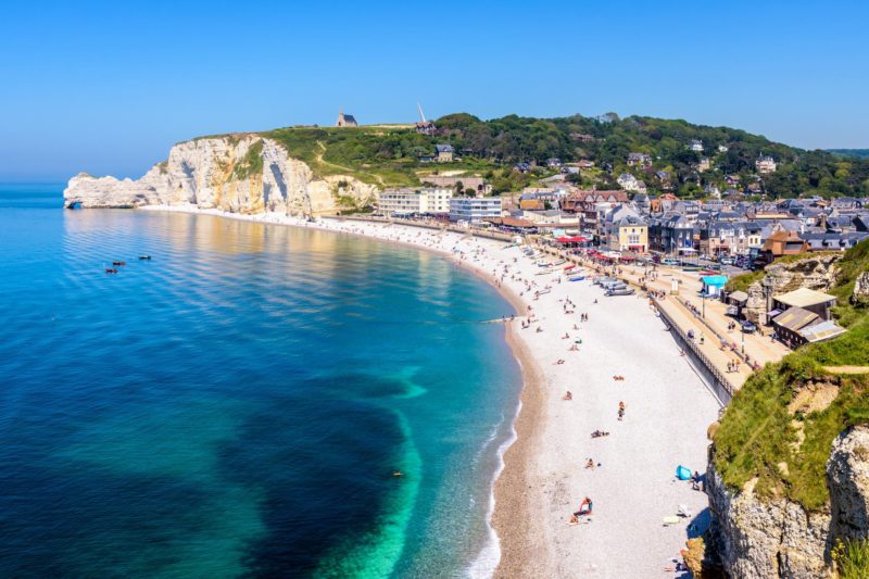 La plage et les falaises d’Étretat lors d’une journée ensoleillée.