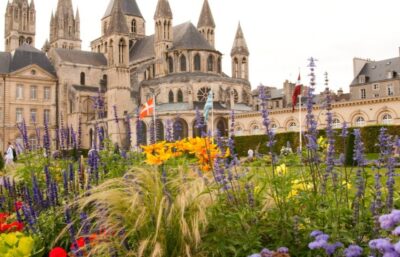 Église Saint-Étienne de Caen en Normandie avec son jardin