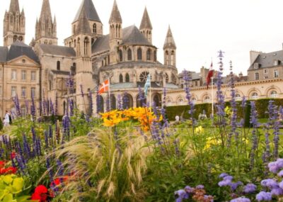Église Saint-Étienne de Caen en Normandie avec son jardin