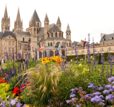 Église Saint-Étienne de Caen en Normandie avec son jardin