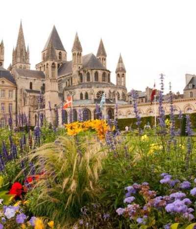 Église Saint-Étienne de Caen en Normandie avec son jardin