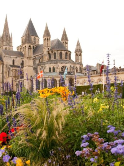 Église Saint-Étienne de Caen en Normandie avec son jardin