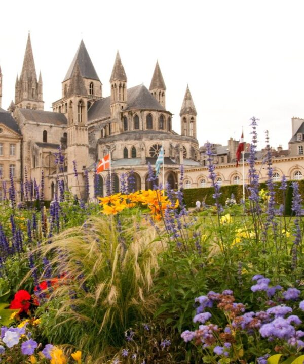 Église Saint-Étienne de Caen en Normandie avec son jardin