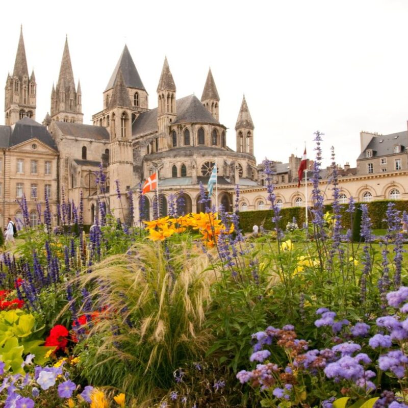 Église Saint-Étienne de Caen en Normandie avec son jardin