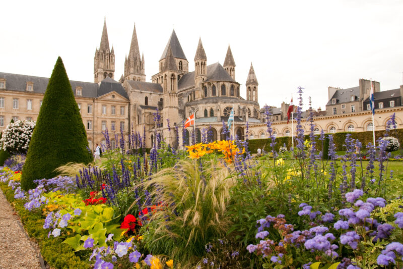 Église Saint-Étienne de Caen en Normandie avec son jardin