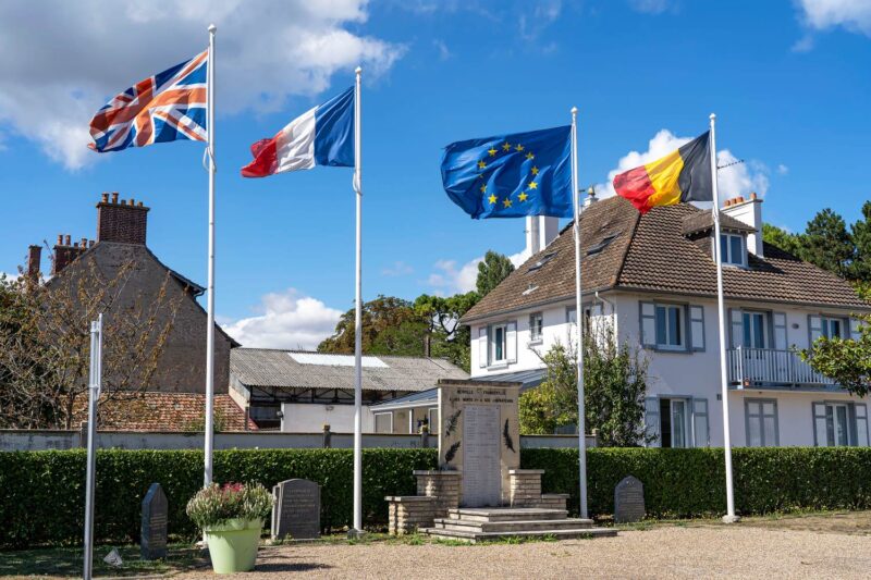 Merville-Franceville-Plage en Normandie avec ses drapeaux, ville historique