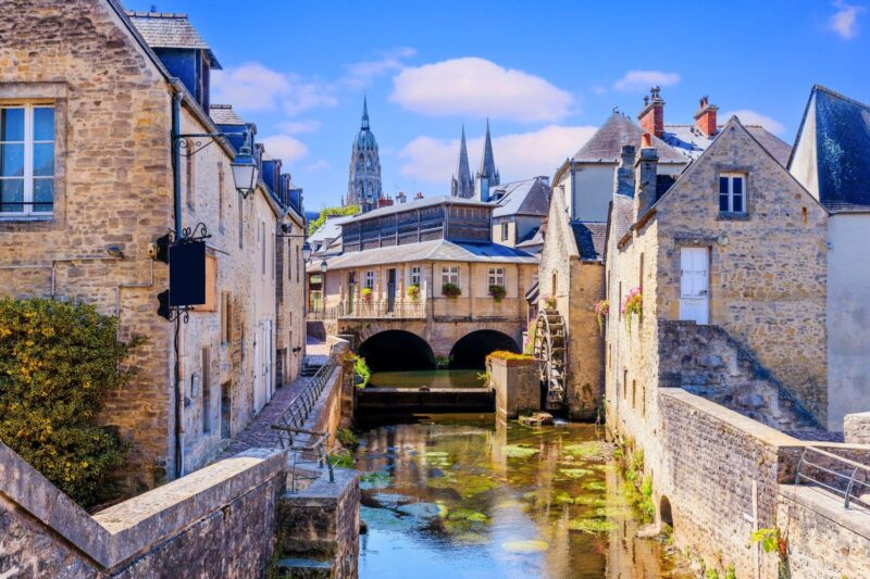 Vue du centre historique de Bayeux en Normandie, entre la cathédrale Notre-Dame et la rivière Aure, idéale pour un week-end de découverte du patrimoine