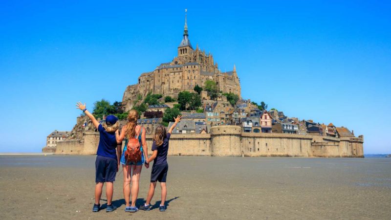 Moment en famille au pied du Mont-Saint-Michel durant un séjour en Normandie