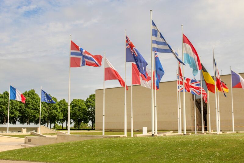 Mémorial de Caen en Normandie avec ses drapeaux, une visite incontournable lors d’un week-end sur les plages du Débarquement