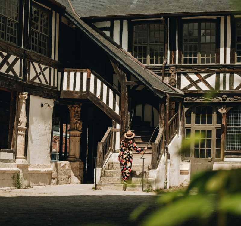 Photo d'une partie de l'Aître Saint-Maclou, architecture typique normande et histoire typique rouennaise.