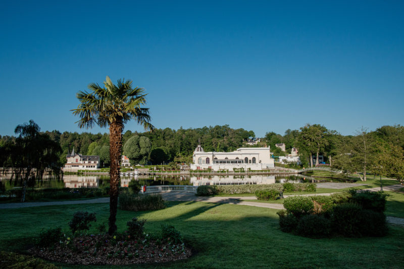 Vue sur le lac et le casino de Bagnoles-de-l'Orne