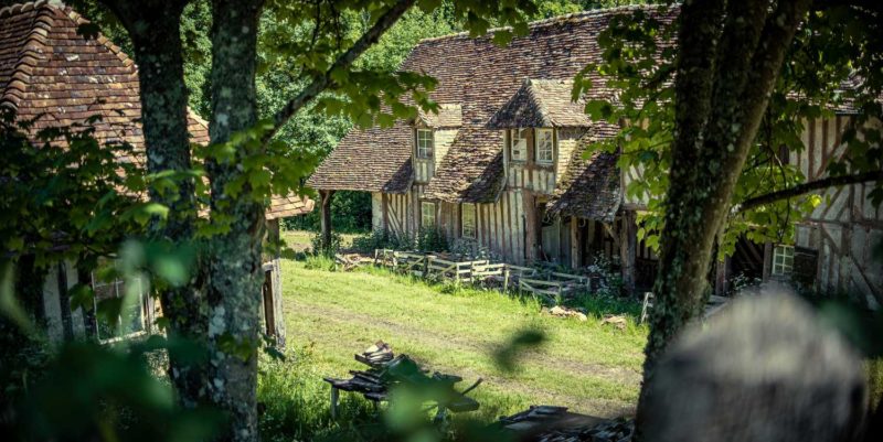 Randonnée en Normandie avec vue sur une chaumière traditionnelle