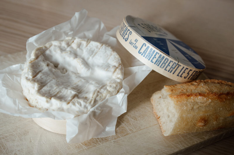 Camembert ouvert avec un morceau de pain