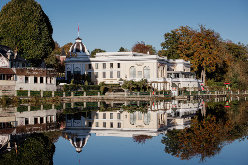 Casino en bord de lac de Bagnoles-de-l'Orne. Reflet des bâtiments sur le lac grâce au soleil