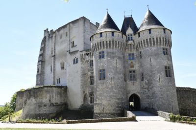 Château des Comtes du Perche avec tours d'entrée.