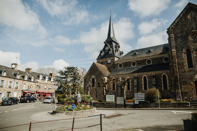 Centre du village de Clécy et son église