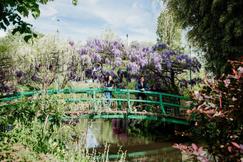 Le pont japonais des jardins de Claude Monet à Giverny en période de floraison