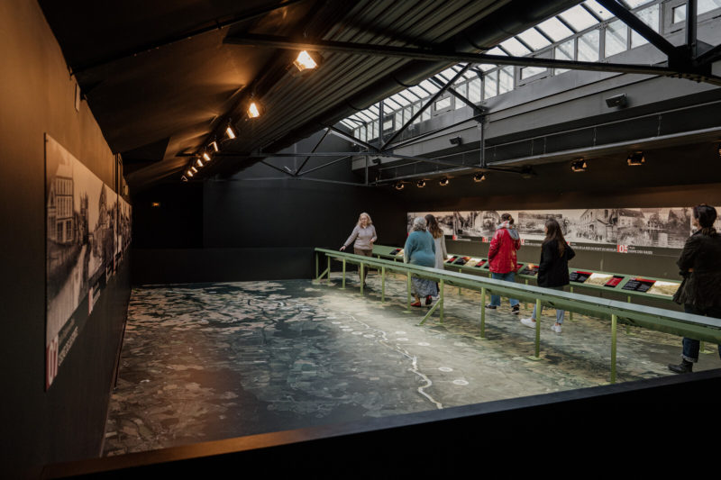 Parcours de visite de la Manufacture Bohin. Des visiteurs écoutent une guide.