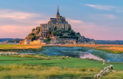 Mont-Saint-Michel au coucher du soleil, image de couverture pour un séjour familial en Normandie