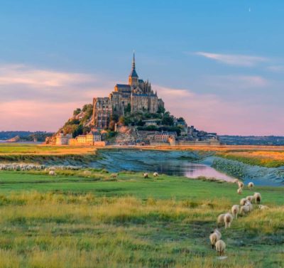 Mont-Saint-Michel au coucher du soleil, image de couverture pour un séjour familial en Normandie