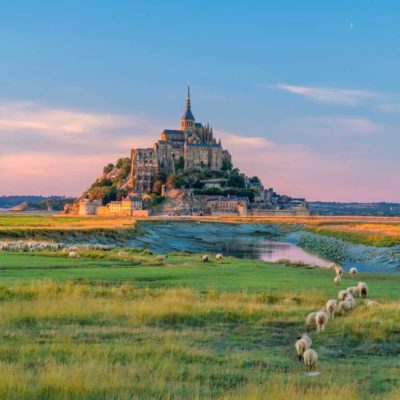 Mont-Saint-Michel au coucher du soleil, image de couverture pour un séjour familial en Normandie