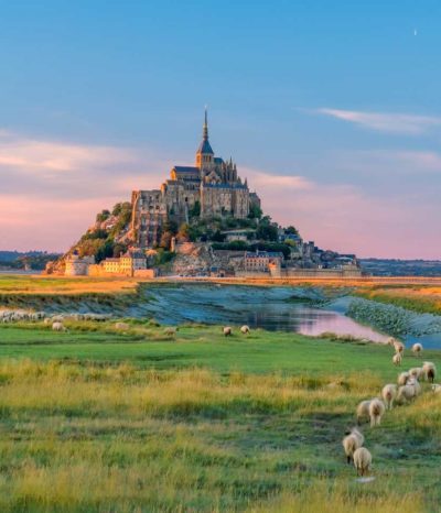 Mont-Saint-Michel au coucher du soleil, image de couverture pour un séjour familial en Normandie