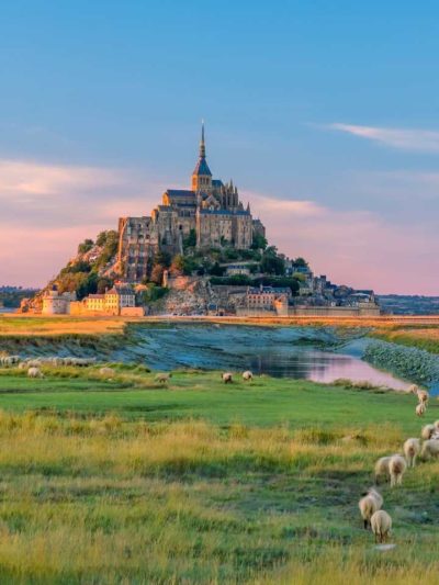 Mont-Saint-Michel au coucher du soleil, image de couverture pour un séjour familial en Normandie