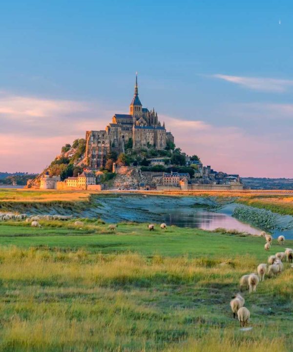 Mont-Saint-Michel au coucher du soleil, image de couverture pour un séjour familial en Normandie