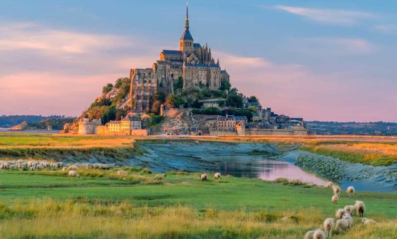 Mont-Saint-Michel au coucher du soleil, image de couverture pour un séjour familial en Normandie