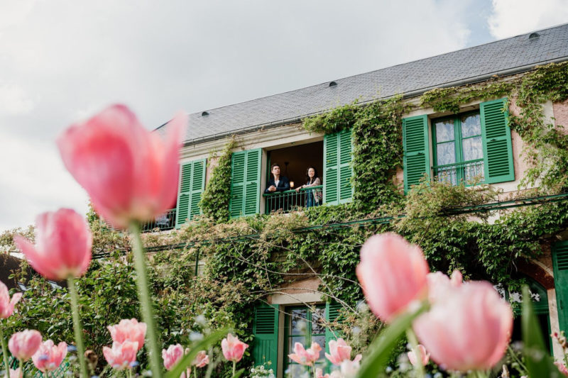 Jardins fleuris de Claude Monet à Giverny, tulipes colorées au premier plan