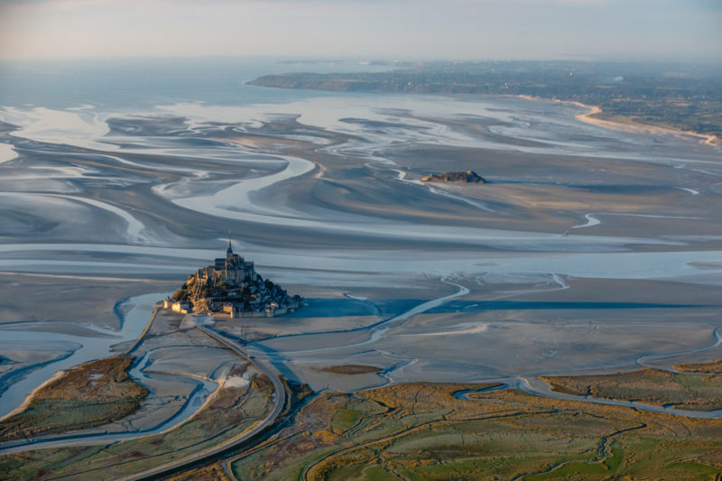 Vue de drone du Mont-Saint-Michel et sa baie