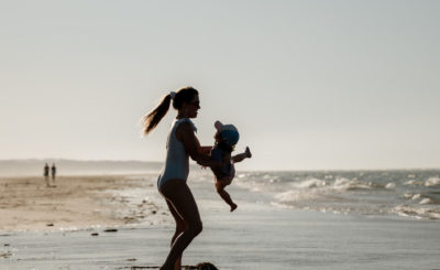 Famille jouant sur une plage de sable