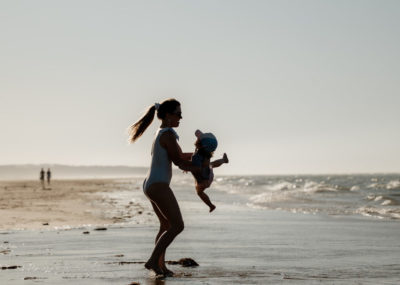 Famille jouant sur une plage de sable