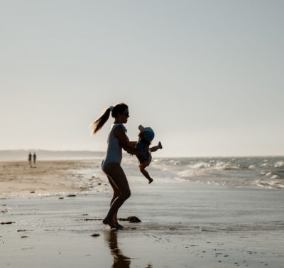 Famille jouant sur une plage de sable