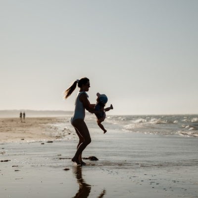 Famille jouant sur une plage de sable