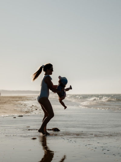 Famille jouant sur une plage de sable