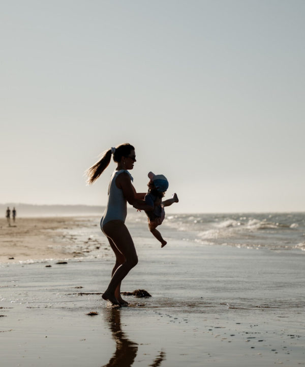 Famille jouant sur une plage de sable