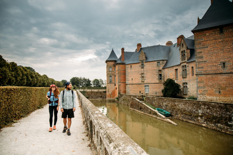 Château de Carrouges, vue bord de la Douve / sur le chemin du GR22