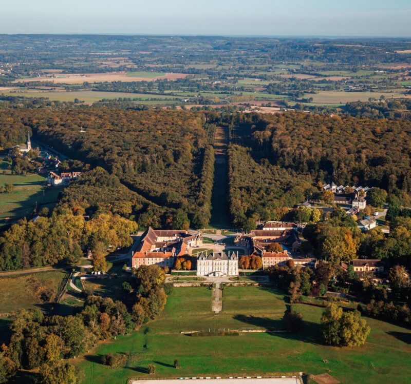 Vue aérienne sur le Haras National du Pin et son manège